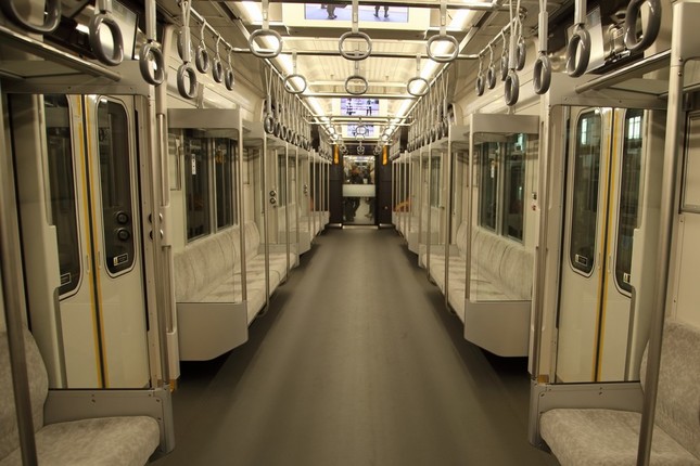 内装は天井を高くしたり荷棚をガラス製にしたりして、開放感を高めた