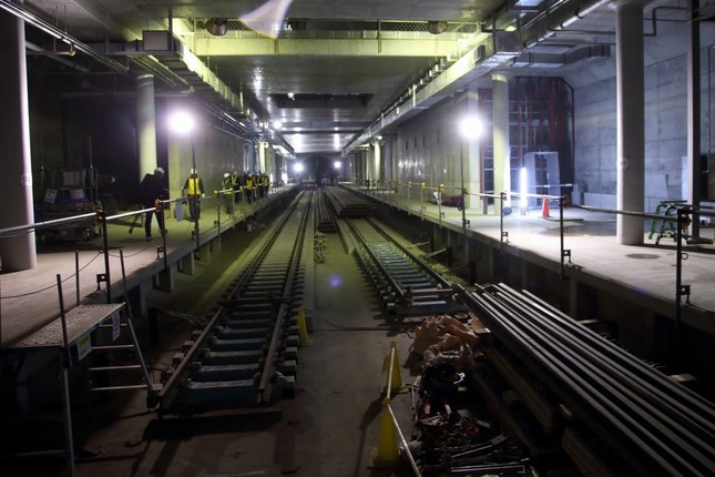 建設中の羽沢横浜国大駅。線路も敷かれていない部分があり、壁や床はコンクリートがむき出しだ