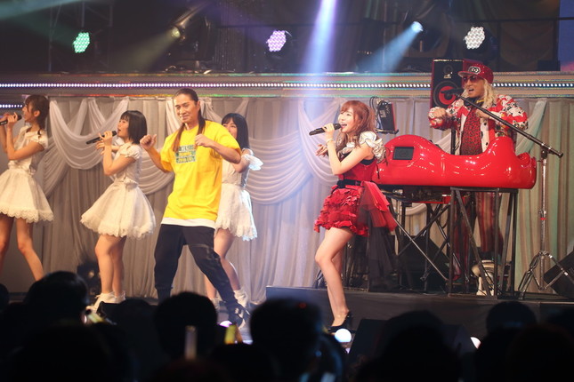 「恋するフォーチュンクッキー」では、TRFののDJ KOOさん、SAMさんとコラボ
