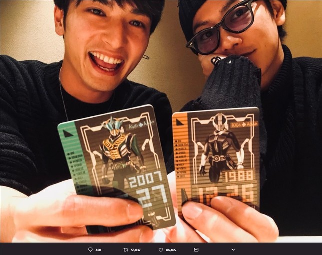 「仮面ライダー」のカードを手にする佐藤健さん（右）と中村優一さん（左）（画像は中村優一さんのツイッターより）