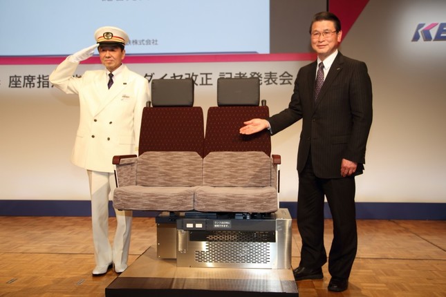 新型の5000系は「ロングシート」と「クロスシート」を切り替えられるのが特徴だ