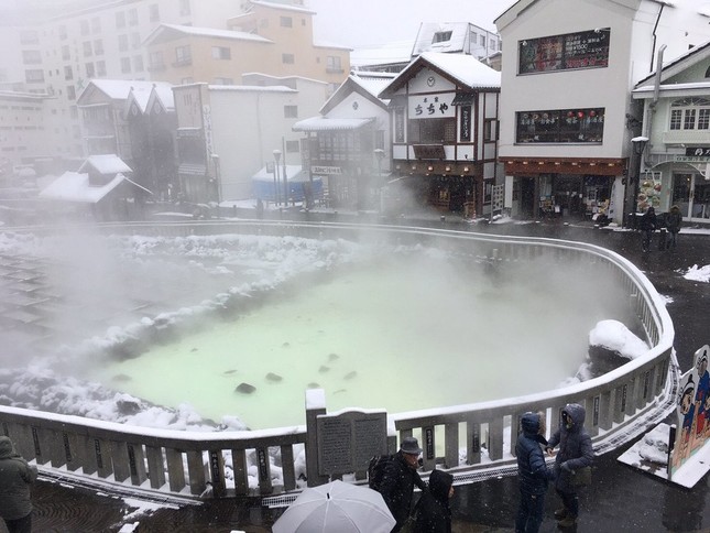 温泉街は噴火の「範囲外」と草津町発表（画像は草津温泉観光協会提供）