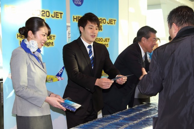 瀬戸大也選手は記念品を渡しながら初便の搭乗客を見送った