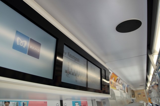 BGMが流れる13000系電車は、従来の車両よりも車内放送の音質がいいのが特徴だ