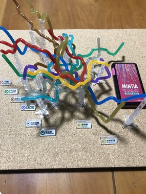 サイズ比較のため、菓子のケースを置いたもの（写真提供：舞人（＠maito316）さん）