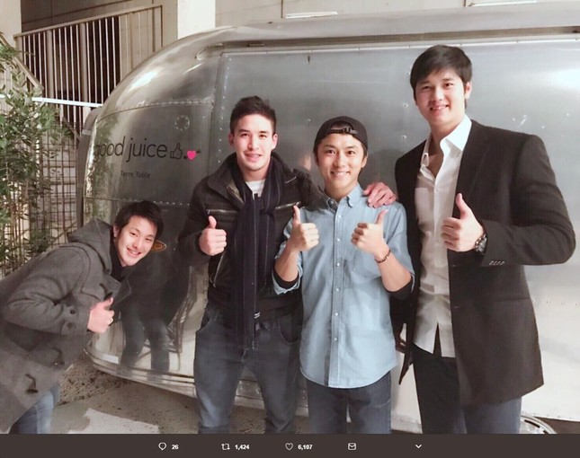 3人は2017年1月に食事をともにしていた（画像はベイカー茉秋選手のツイッターより）