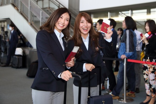 日本代表選手は次々にチャーター機に乗り込んだ