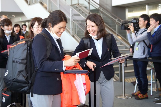 日本代表選手は次々にチャーター機に乗り込んだ