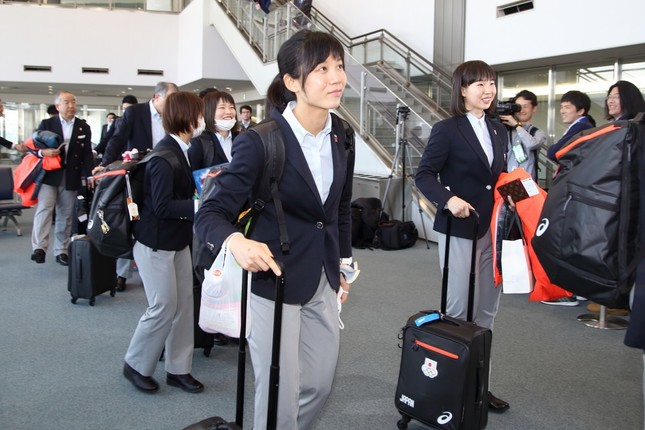 日本代表選手は次々にチャーター機に乗り込んだ