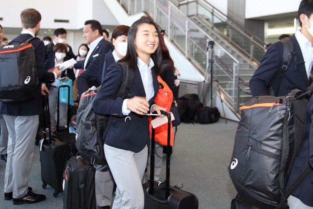 日本代表選手は次々にチャーター機に乗り込んだ