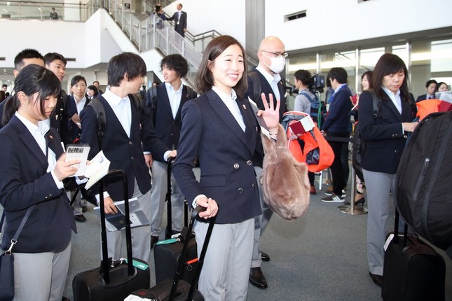 日本代表選手は次々にチャーター機に乗り込んだ