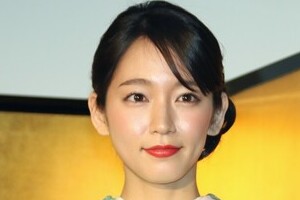 吉岡里帆、インスタが「あざとすぎる」と話題　撮影中、カメラに向かって...