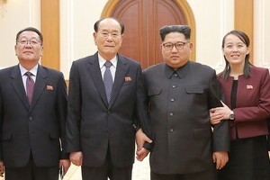 金正恩氏、妹・与正氏の訪韓報告に「満足」　「腕組み写真」で親密アピール
