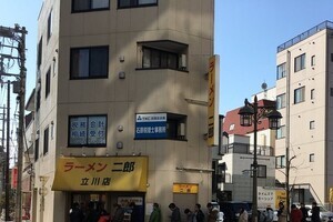 「二郎」立川店、1450日ぶりに営業再開　ファン歓喜の行列で「2時間待ち」