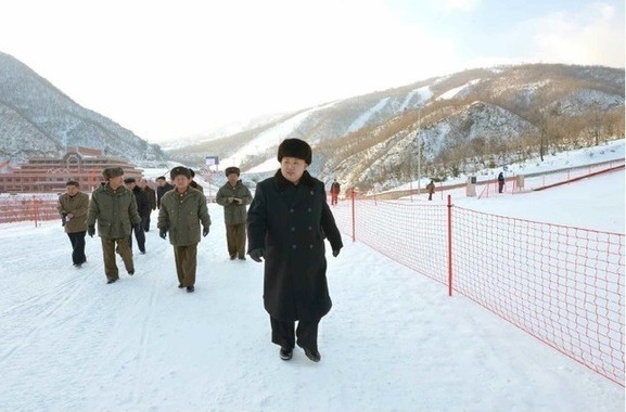 完成した馬息嶺スキー場を視察する金正恩委員長（写真は労働新聞から）。北朝鮮側は完成前から五輪会場としての活用を呼びかけていた
