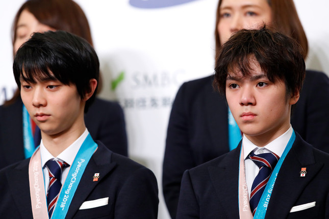 宇野昌磨選手（右）のネクタイ、ピンバッジが…（写真：アフロスポーツ）