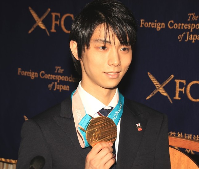 平昌五輪で獲得した金メダルを手に会見に臨んだ羽生結弦選手
