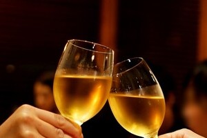 「たまの合コン、妻に許してもらえる？」　夫の「悩み相談」斬ったサンドウィッチマンに絶賛