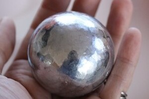 アルミホイル丸めて「球に」写真　表面「ツルツル」で「すげぇ」「お見事」