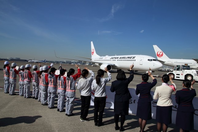 様々な職種の女性がフライトを見送った