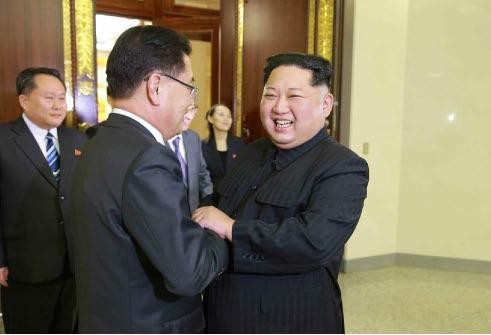 金正恩氏は韓国の特使一行を満面の笑顔で出迎えた（写真は労働新聞から）