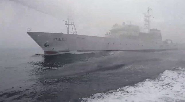 台湾漁船の乗組員とみられる男性がフェイスブックに投稿した動画。水産庁の取締船から放水を受けている