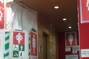 品川駅女子トイレの「異様な光景」 「男性化粧室ではありません」大量貼り紙のワケ