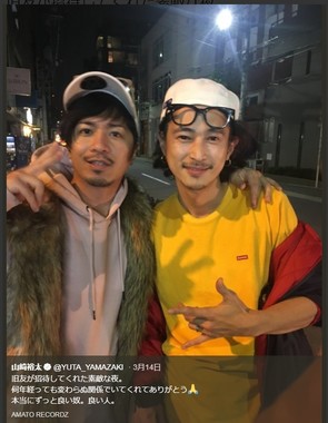 山崎さんもツーショットをアップ（写真は山崎さんのツイッターより）