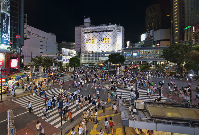 渋谷駅前のスクランブル交差点（WikimediaCommonsより、	chensiyuanさん撮影）
