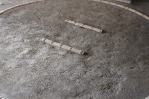 国技館の土俵風ステージに「フェラーリ」展示　「車は良くて女性はダメ...」ネットで批判相次ぐ