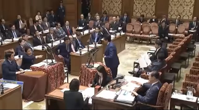 希望の党の玉井雄一郎代表（前列左から2番目）は「秘書官がヤジを飛ばすな！」と佐伯氏を指さした（写真は衆院インターネット中継から）