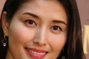 日馬富士、橋本マナミのインスタになぜか登場　スーツにまげで手を取り...