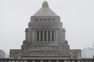 支持率「最低」でも、選挙なら「微減」か　飯島勲氏「解散論」の真実味