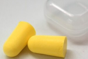 子供が泣き出したら、隣の乗客が耳栓を... 「悲しくなった」母親の訴えに反響