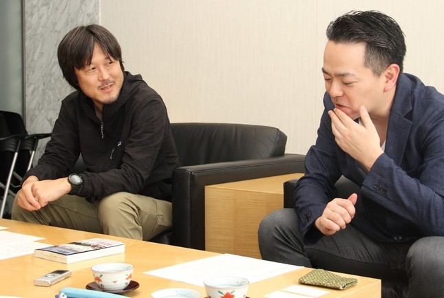 布施祐仁さん（右）と三浦英之さん（左）