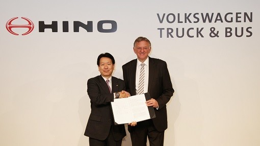 日野自動車社長の下氏（左）とVWトラック＆バスCEOのレンシュラー氏（右）