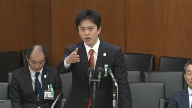 野党が欠席した委員会室を手で示す吉村洋文大阪市長（衆議院インターネット審議中継から）