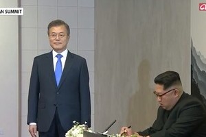 金正恩「貫録の差」見せた？　韓国ネット、直立不動の文在寅が「『補佐官』のよう」