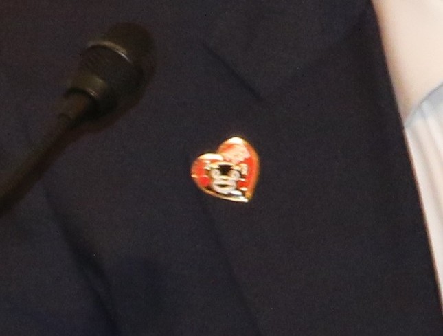 「くまモン」バッヂのズーム。ハートの形をしている