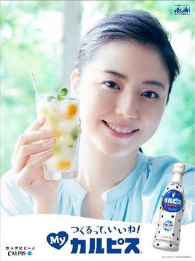 女優の長澤まさみさんを起用したテレビCMでおなじみ（画像は、アサヒ飲料のプレスリリースから）