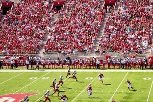 無防備な相手の背中にタックルを...　アメフト名門・日大、異常な危険プレー連発で処分