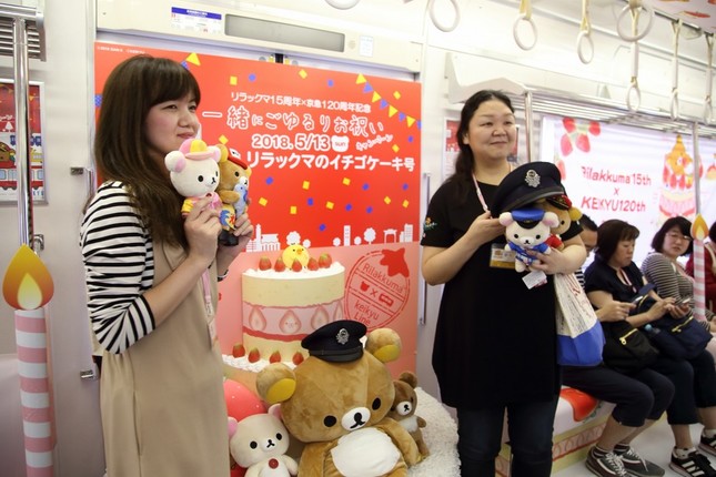 乗客は「ごゆるりと」のかけ声で写真撮影を楽しんだ