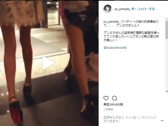 ルブタンのシューズを履き、歩く姿も披露（左が山田優さん、右がアンミカさん）