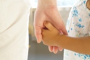 小林遼容疑者、移送時の「意味深な表情」　署に入る瞬間、口元を...