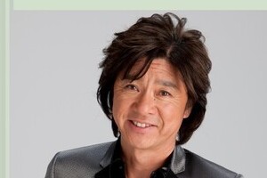 西城秀樹さん「真っ赤なステージ衣装」で安置　子どもたちが選ぶ