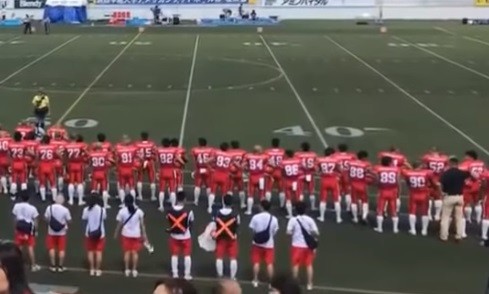 ネット上で注目を集める、YouTube動画の一部。コーチらしき人物が宮川選手に何やらささやいている（右端）