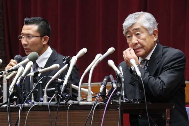 緊急会見した内田正人前監督（右）と井上奨コーチ