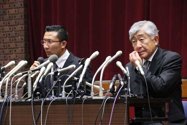 処分が下された内田正人氏（右）と井上奨氏（写真は5月23日の会見）
