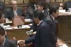 「モリカケ封印」玉木氏に首相握手　「熟議」の党首討論、実りはあった？