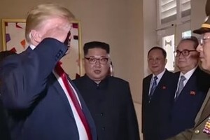 トランプ氏、北朝鮮軍人に「敬礼」しちゃった　自らプロパガンダのネタ提供